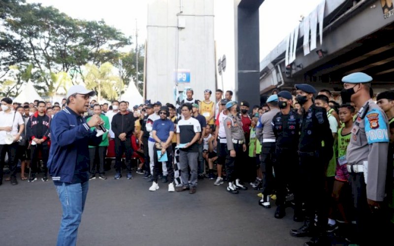 PELEPASAN. Wali Kota Makassar, Moh Ramdhan Pomanto, melepas secara resmi peserta lari Kapolrestabes Makassar Cup 2022 di bawah Fly Over Makassar, Rabu (1/6/2022). foto: istimewa