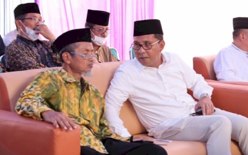 BERBINCANG. Wali Kota Makassar Moh Ramdhan Pomanto berbincang dengan Pendiri Yayasan Hidayatullah Abdul Aziz Qahhar Mudzakkar saat menghadiri pernikahan sembilan pasang santri Yayasan Al Bayan Hidayatullah di Blok M Bumi Tamalanrea Permai (BTP), Kota Makassar, Sabtu (25/6/2022). foto: istimewa