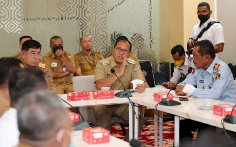 RAPAT. Wali Kota Makassar Moh Ramdhan Pomanto (tengah) menghadiri rapat tim kajian keberatan atas lokasi rencana pembangunan jalur kereta api Makassar-Parepare (Segmen E) yang dipimpin langsung Sekda Provinsi Sulsel Abdul Hayat Gani (kiri) di Ruang Rapat Toraja Room Kantor Gubernur Sulsel, Selasa (21/6/2022). foto: istimewa