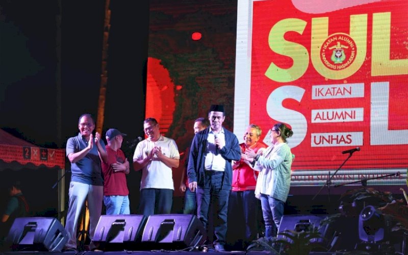 SILATURAHMI. Ketua IKA Unhas Makassar Cabang Provinsi Sulsel Moh Ramdhan Pomanto (kiri) dan Ketua Umum IKA Unhas Makassar Andi Amran Sulaiman (kedua kanan) pada silaturahmi IKA Unhas Makassar di Kebun Tokka, Kabupaten Maros, Sabtu (25/6/2022). foto: istimewa