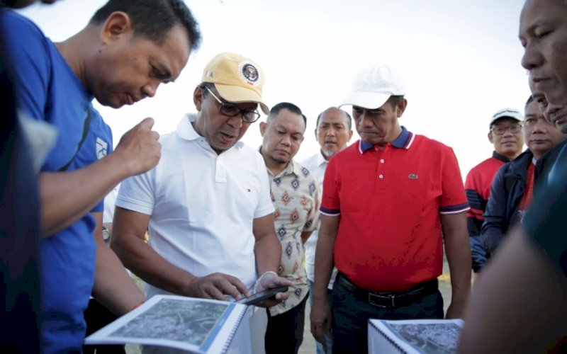 DISKUSI. Wali Kota Makassar Moh Ramdhan Pomanto berdiskusi dengan Ketua Umum IKA Unhas Andi Amran Sulaiman saat mengunjungi lokasi rencana pembangunan Masjid Andi Amran Sulaiman, yang kebetulan lokasi pembangunannya berdekatan dengan rencana pengembangan waterfront di Kelurahan Tello, Kecamatan Panakkukang, Kota Makassar, Jumat (10/6/2022). foto: istimewa
