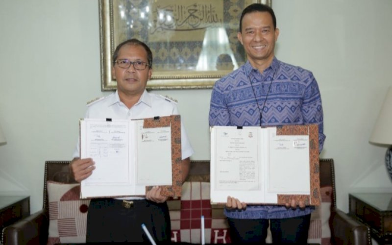 KERJA SAMA. Wali Kota Makassar Moh Ramdhan Pomanto (kiri) bersama Regional CEO Kalimantan, Sulawesi, Maluku, dan Papua PT Garuda Indonesia (Persero) Tbk Berthon Hutapea memperlihatkan berkas Momerandum of Understanding (MoU) yang telah ditandatangani di Kediaman Pribadinya, Jl Amirullah, Kota Makassar, Rabu (8/6/2022). foto: istimewa