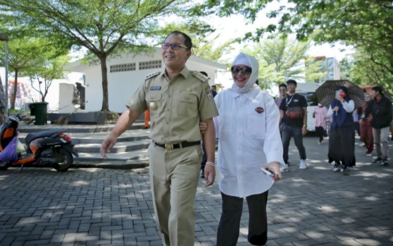 PENINJAUAN. Wali Kota Makassar Moh Ramdhan Pomanto didampingi istri tercinta Indira Jusuf Ismail meninjau langsung kesiapan lokasi F8 di Pantai Losari Makassar, Senin (20/6/2022). foto: istimewa