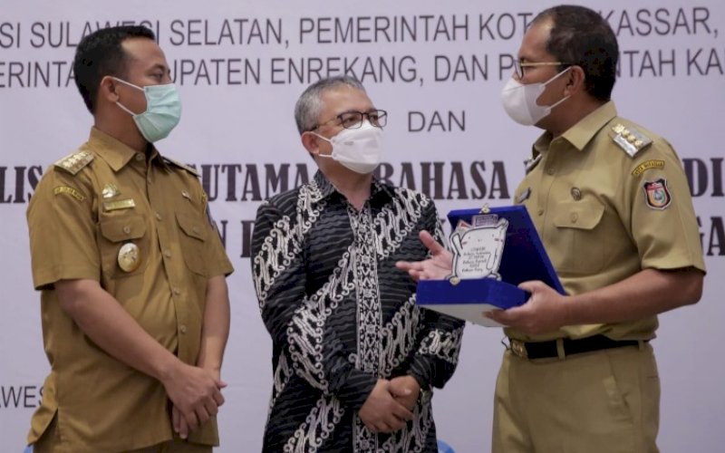 BAHASA DAERAH. Wali Kota Makassar, Moh Ramdhan Pomanto (kanan), di sela-sela menghadiri penandatanganan nota kesepakatan antara Badan Pengembangan dan Pembinaan Bahasa Kemendikbudristek RI bersama Pemkot Makassar di Four Points by Sheraton Hotel Makassar, Selasa (31/5/2022). foto: istimewa