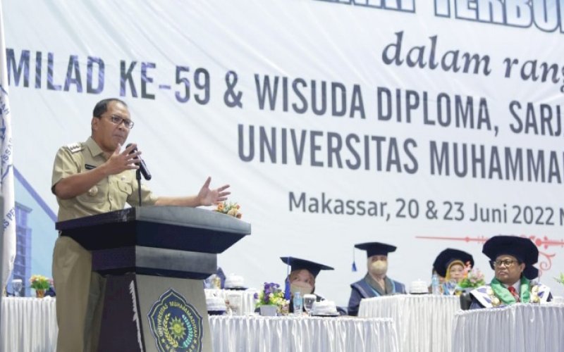 SAMBUTAN. Wali Kota Makassar, Moh Ramdhan Pomanto, memberikan sambutan di hadapan ratusan peserta Milad Ke -59 dan Wisuda Diploma Sarjana dan Pascasarjana ke-76 Unismuh Makassar, Senin (20/6/2022). foto: istimewa