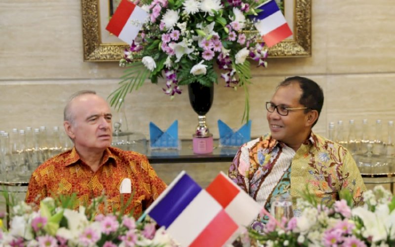 JAMUAN. Wali Kota Makassar Moh Ramdhan Pomanto menjamu Duta Besar Prancis Olivier Chambard beserta rombongan di kediaman pribadinya, Jl Amirullah, Kota Makassar, Kamis (23/6/2022). foto: istimewa