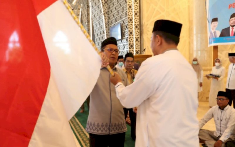 PELEPASAN. Wali Kota Makassar, Moh Ramdhan Pomanto, secara resmi melakukan prosesi melepas Calon Jemaah Haji (CJH) di Masjid Raya Makassar, Jumat (10/6/2022). foto: istimewa