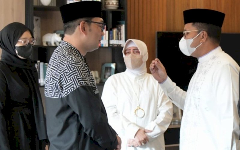 MELAYAT. Wali Kota Makassar Moh Ramdhan Pomanto bersama istri Indira Jusuf Ismail diterima Gubernur Jawa Barat Ridwan Kamil dan istri Atalia Praratya saat menyampaikan ucapan duka di Gedung Pakuan Bandung Rumah Jabatan Gubernur Jawa Barat, Senin (13/6/2022). foto: istimewa