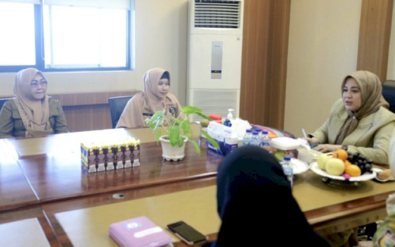 PIMPIN RAKOR. Wakil Wali Kota Makassar, Fatmawati Rusdi (kanan), memimpin Rapat Koordinasi Penanganan Anjal di Balai Kota Makassar, Selasa (14/6/2022). Tutut hadir Kepala Dinas Sosial Kota Makassar, Aulia Arsyad (tengah). foto: istimewa