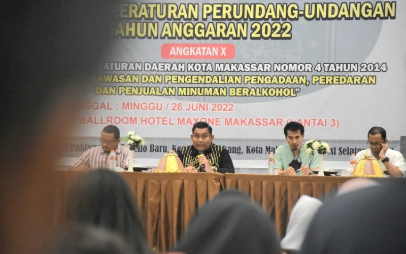 SOSIALISASI. Anggota DPRD Kota Makassar, Imam Musakkar, menggelar sosialisasi Perda Nomor 4 Tahun 2014 tentang Pengawasan dan Pengendalian Pengadaan, Peredaran, dan Penjualan Minuman Beralkohol di Hotel MaxOne Makassar, Minggu (26/6/2022). foto: istimewa