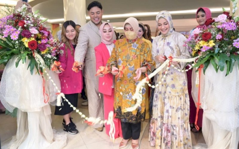 PEMBUKAAN. Ketua TP PKK Kota Makassar, Indira Jusuf Ismail (tengah), membuka secara resmi outlet terbaru Donna Prive yang berada di lantai tiga Trans Studio Mal Makassar, Minggu (19/6/2022). foto: istimewa