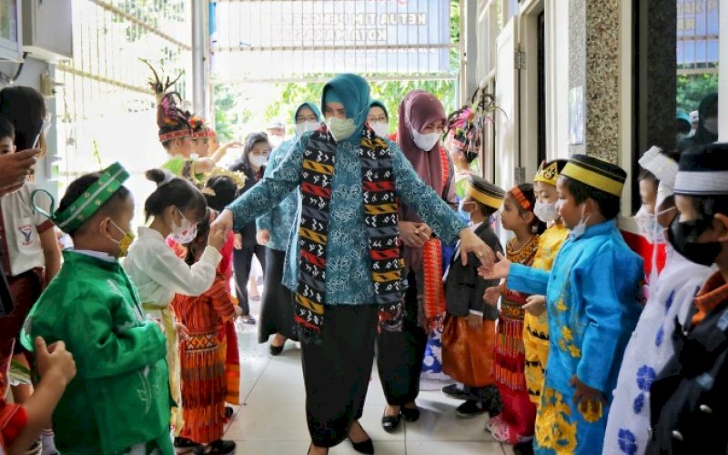 PEMANTAUAN. Ketua TP PKK Kota Makassar, Indira Jusuf Ismail, turun langsung memantau jalannya imunisasi di TK Katolik Rajawali, Jl Arif Rate, Kota Makassar, Kamis (9/6/2022). foto: istimewa