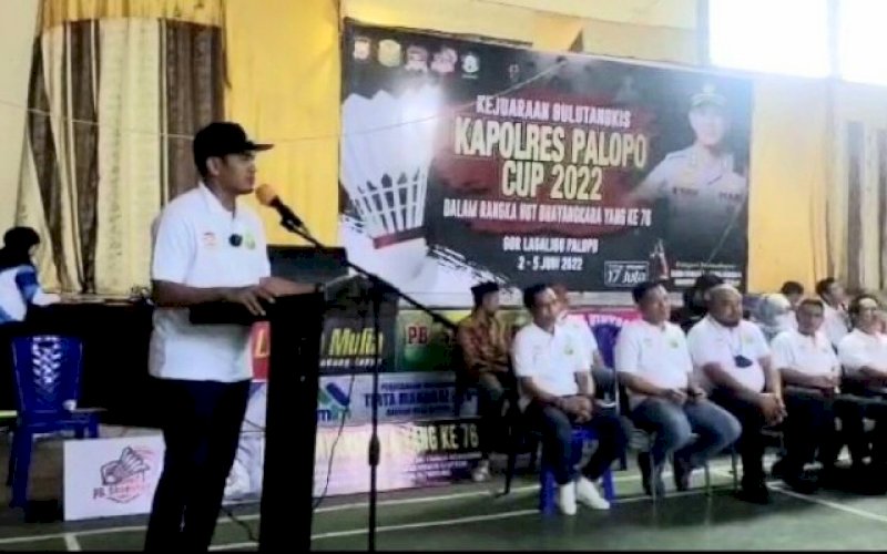 PEMBUKAAN. Kapolres Palopo, AKBP Muh Yusuf Usman, membuka Kejuaraan Bulu Tangkis Kapolres Palopo Cup 2022 di Gelanggang Olahraga (GOR) La Galigo, Kota Palopo, Kamis (2/6/2022) petang. foto: istimewa