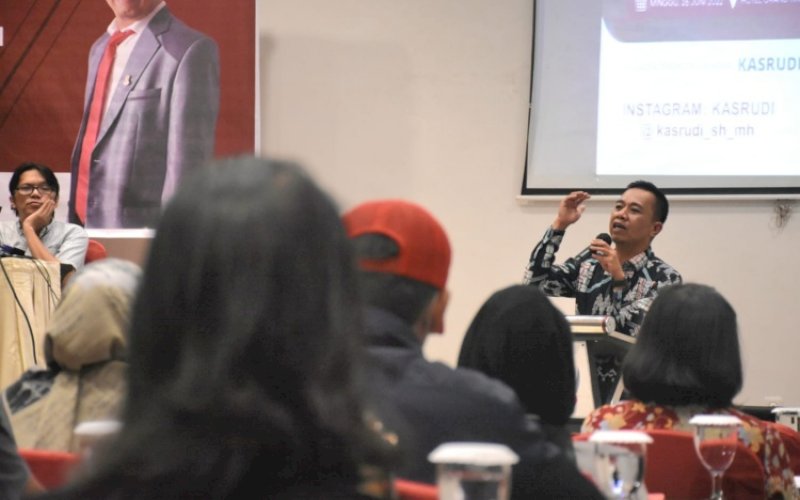 SOSIALISASI. Anggota DPRD Kota Makassar, Kasrudi, melakukan sosialisasi Perda Nomor 2 Tahun 2019 tentang Rumah Susun di Hotel Grand Imawan Makassar, Minggu (26/6/2022). foto: istimewa