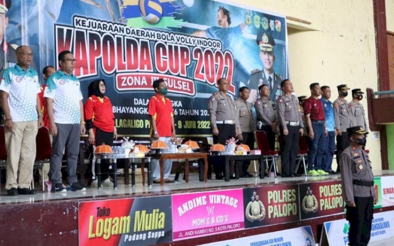 PEMBUKAAN. Upacara pembukaan Turnamen Bola Voli Indoor Kapolda Cup Zona III Sulsel dalam rangka HUT Bhayangkara Ke-76 di Lapangan Indoor Gedung Olahraga La Galigo, Kelurahan Lagaligo, Kecamatan Wara, Kota Palopo, Senin (6/6/2022). foto: istimewa