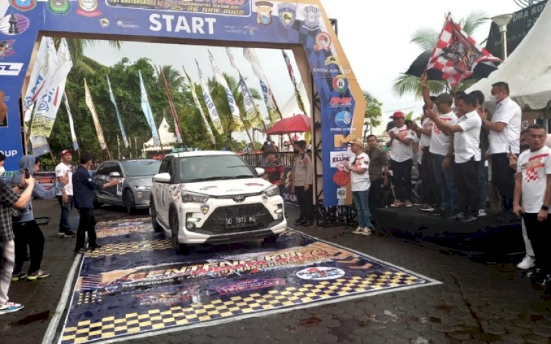 PELEPASAN. Kapolda Sulsel, Irjen Pol Nana Sudjana, melepas peserta Kejurnas Benteng Kupa Rally Wisata & Fun Sulsel di Anjungan Pantai Losari Makassar, Jumat (24/6/2022). foto: istimewa