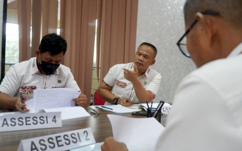 ASESMEN. Tim Asesor Polda Sulsel, salah satunya Kompol Nur Ichsan (kedua kiri) yang juga menjabat sebagai Danyon C Pelopor Sat Brimob Polda Sulsel, melakukan wawancara kepada peserta asesmen Pemkab Sidrap di Assessment Center Mapolda Sulsel, Selasa (7/6/2022). foto: istimewa