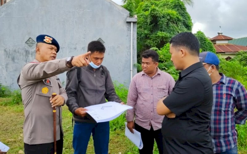 PENCANANGAN. Danyon C Pelopor Satuan Brimob Polda Sulsel, Kompol Nur Ichsan (kiri), bersama pihak terkait lainnya hadir dalam pencanangan pembangunan flat atau rumah susun yang dimulai hari ini, Selasa (21/6/2022). foto: istimewa