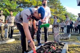 Hari Bhayangkara Ke-76, Danyon Brimob Bone Ziarah Rombongan di TMP Watampone