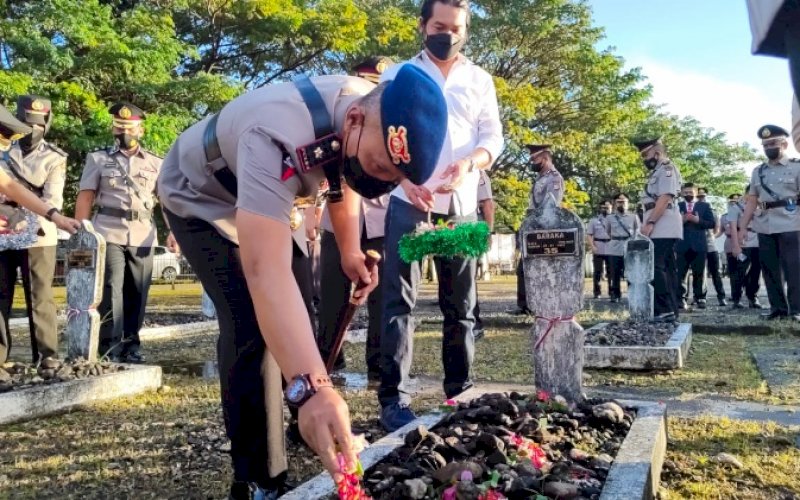 ZIARAH. Danyon C Pelopor Sat Brimob Polda Sulsel, Kompol Nur Ichsan, menabur bunga saat Ziarah Rombongan di TMP Watampone, Jl Jenderal Sudirman, Kelurahan Biru, Kecamatan Tanete Riattang, Kabupaten Bone, Rabu (29/6/2022). foto: istimewa