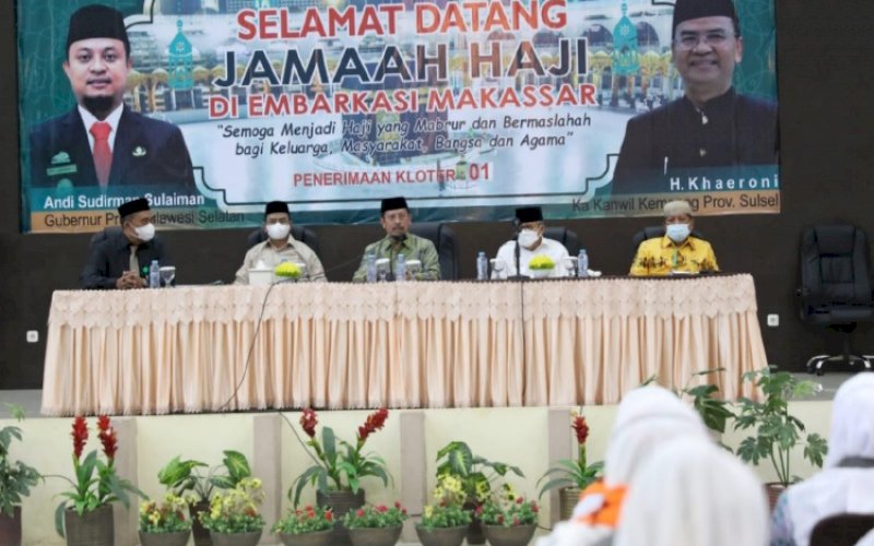 PELEPASAN. Sekda Kota Makassar, Muh Ansar (tengah), melepas rombongan Calon Jemaah Haji Kota Makassar Kloter 1 ke Embarkasi di Asrama Haji Sudiang, Makassar, Kamis (16/6/2022). foto: istimewa