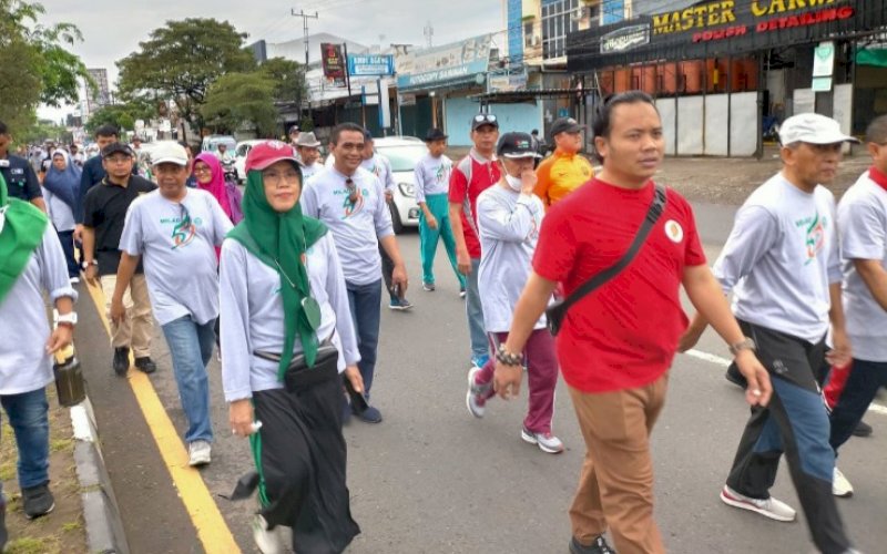 JALAN SANTAI. Rektor UIM, Dr Ir Hj Majdah M Zain MSi, memimpin langsung jalan santai menyambut milad ke-56 UIM, Sabtu (4/6/2022). foto: istimewa