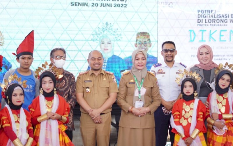 LAUNCHING DIKEMAS. Wali Kota Makassar yang diwakili Kepala Dinas Pariwisata Mohammad Roem yang juga selaku Koordinator Program Lorong Wisata didampingi Kepala Dinas Kebudayaan Kota Makassar Andi Herfida Attas launching aplikasi website 'DIKEMAS' atau Digitalisasi Kebudayaan Makassar di Baruga Seni Kaluarang, Jl Dg Tata 3, Lr 2, Kelurahan Parang Tambung, Kecamatan Tamalate, Kota Makassar, Senin (20/6/2022). foto: istimewa