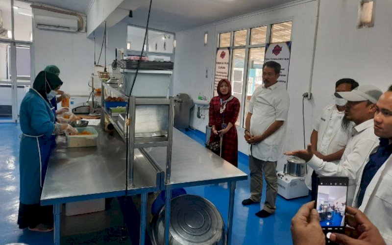 KUNJUNGAN. Komisaris PT Pelabuhan Indonesia (Persero) atau Pelindo, Muchtar Luthfi Mutty, bersama Tim Tanggung Jawab Sosial dan Lingkungan Regional 4 melakukan kunjungan kepada mitra binaan sebagai bentuk kepedulian dan dukungan Dewan Komisaris kepada Usaha Kecil dan Menengah di lingkungan Perseroan. foto: istimewa