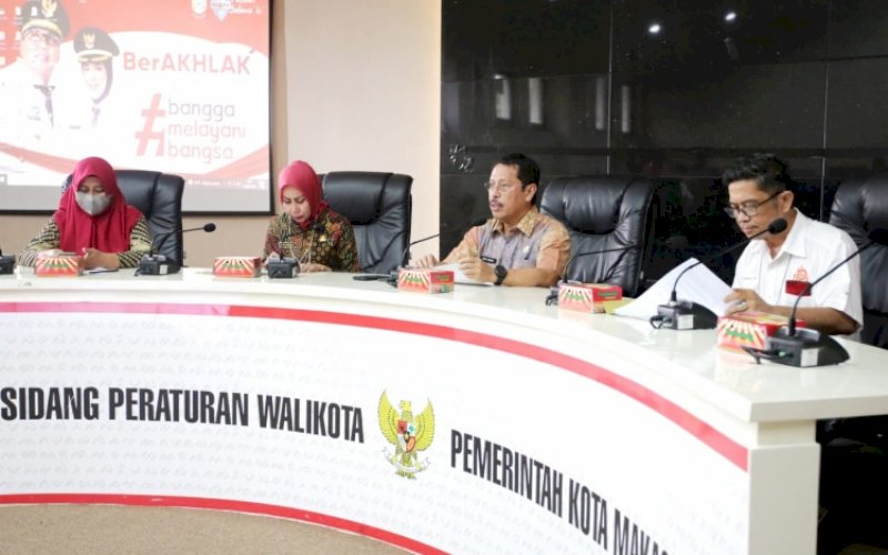 SOSIALISASI. Sekda Kota Makassar, Muh Ansar (kedua kanan), saat membuka sosialisasi Perwali Makassar Nomor 9 Tahun 2022 di Ruang Sipakalebbi Kantor Balai Kota Makassar, Kamis (23/6/2022). Turut hadir Penjabat Direksi PD RPH Kota Makassar Syafrullah (kanan) dan Kepala Dinas Perikanan dan Pertanian Kota Makassar Evy Aprialti (kedua kiri). foto: istimewa