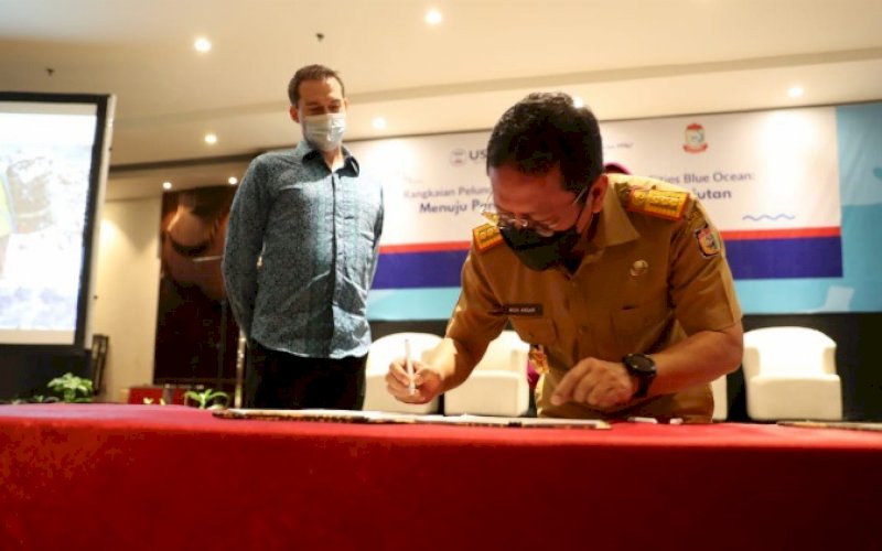 PELUNCURAN. Sekda Kota Makassar, Muh Ansar, mewakili Wali Kota Makassar saat peluncuran USAID Clean Cities Blue Ocean yang dilanjutkan dengan diskusi multipihak di Four Points by Sheraton Hotel Makassar, Selasa (31/5/2022). foto: istimewa