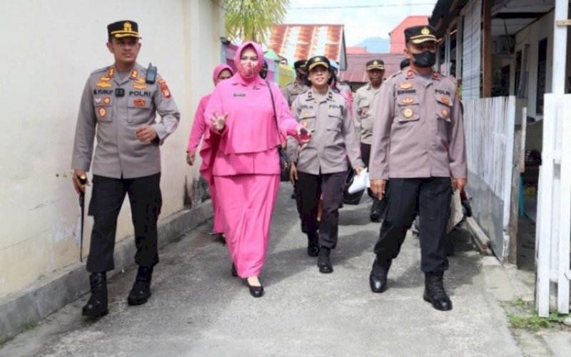 PENINJAUAN. Kapolres Palopo AKBP Muh Yusuf Usman (kiri) didampingi Ketua Bhayangkari Cabang Palopo Denny Yusuf bersama Pejabat Utama (PJU), perwira dan personel Polres Palopo yang bertindak sebagai Tim Penilai Lomba Kebersihan Asrama melakukan peninjauan, Senin (27/6/2022). foto: istimewa