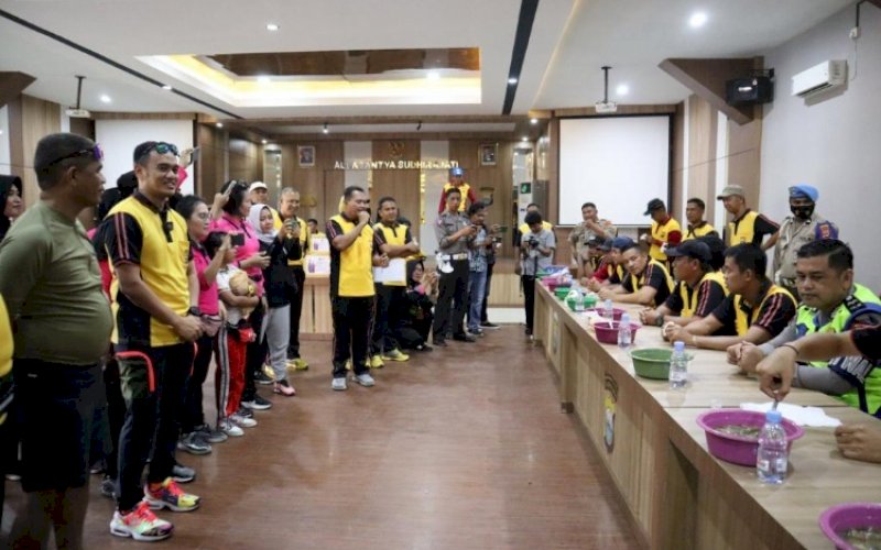 PEMANTAUAN LOMBA. Kapolres Palopo, AKBP Muh Yusuf Usman (kedua kiri), memantau langsung jalannya Lomba Kearifan Lokal Makan Kapurung di Aula Tantya Sudhirajati Polres Palopo, Selasa (21/6/2022). foto: istimewa