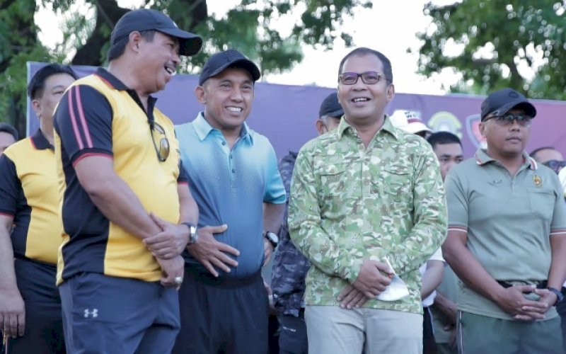 AKRAB. Kapolda Sulsel Irjen Pol Nana Sudjana (ki-ka), Pangdam Hasanuddin XIV Mayjen TNI Andi Muhammad, dan Wali Kota Makassar Moh Ramdhan Pomanto serta Forkopimda Kota Makassar dan Provinsi Sulsel tampak akrab di sela-sela jalan santai bersama dalam rangka memperingati HUT Bhayangkara Ke-76. foto: istimewa