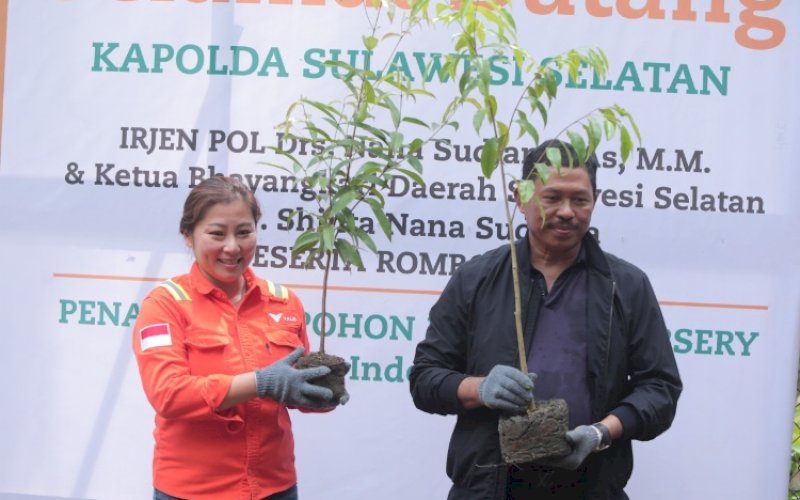 TANAM POHON. CEO PT Vale Indonesia Tbk Febriany Eddy mendampingi Kapolda Sulsel Irjen Pol Nana Sudjana menanam pohon di Nursery PT Vale Selasa (14/6/2022). foto: istimewa