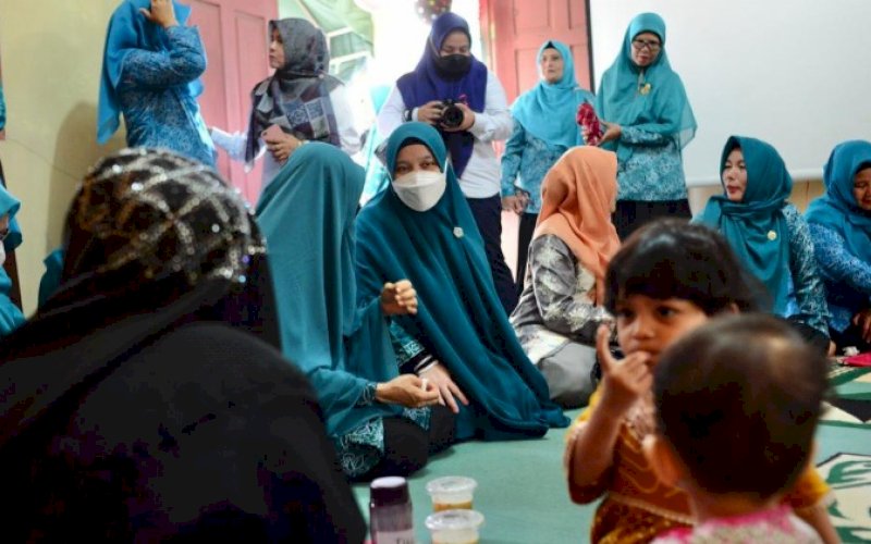 KUNJUNGAN. Ketua Tim Penggerak PKK Sulsel, Naoemi Octarina, didampingi sejumlah pengurus mengunjungi Rumah Gizi Gampong Geuceu Komplek di Banda Aceh, Rabu (15/6/2022). foto: istimewa