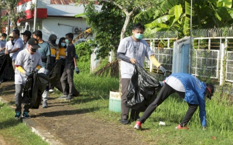 BERSIH-BERSIH. PT Vale Indonesia menggelar aksi bersih-bersih dalam merayakan Hari Lingkungan Hidup di Sorowako, Kabupaten Luwu Timur (Lutim), Sabtu (11/6/2022). foto: istimewa
