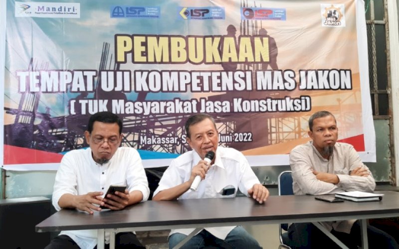 PERESMIAN. Ketua Teknis P3S Mandiri Rahmat Yudianto (ki-ka) didampingi Kepala Perwakilan P3S Mandiri Sulawesi Panguriseng dan Kepala Bidang Bina Konstruksi Dinas PUTR Provinsi Sulsel Mukhlis pada peresmian Tempat Uji Kompetensi Masyarakat Jasa Konstruksi (TUK Mas Jakon) di Jl Wijaya Kusuma Raya, Nomor 16, Banta-bantaeng, Kecamatan Rappocini, Kota Makassar. foto: doelbeckz/pluz