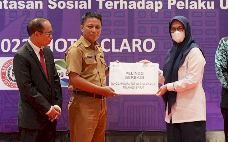 DANA BANTUAN. Ketua Tim Fasilitasi CSR Provinsi Sulsel, Andi Darmawan Bintang (kedua kiri), menerima dana CSR perusahaan yang akan disalurkan untuk korban bencana gempa di Mamuju, Provinsi Sulbar di sela-sela Musprov VII DPP Apindo Sulsel di Hotel Claro Makassar, Senin (13/6/2022). foto: istimewa