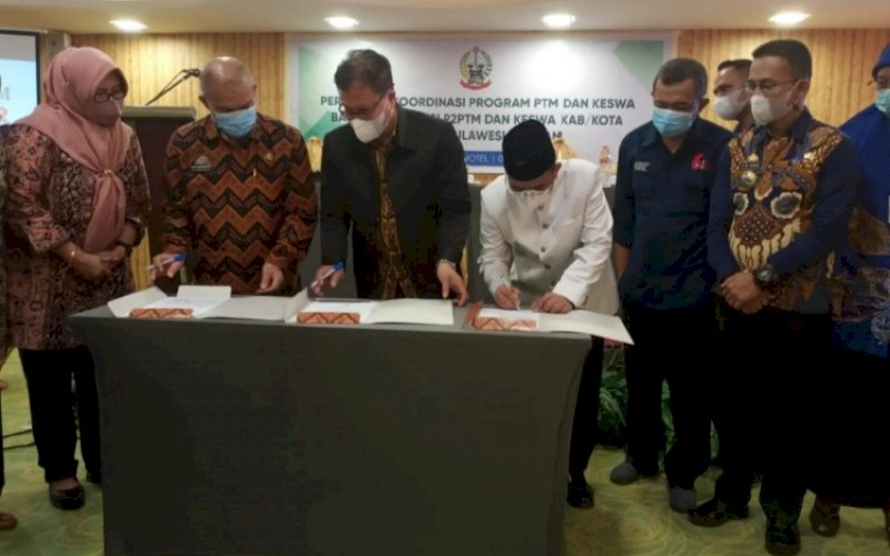 KERJA SAMA. Penandatanganan perjanjian kerja sama antara Dinas Kesehatan Provinsi Sulsel, Badan Narkotika Nasional (BNN) Provinsi Sulsel, dan Kanwil Kementerian Agama Provinsi Sulsel di Condotel Hotel Makassar, Kamis (2/6/2022). foto: istimewa