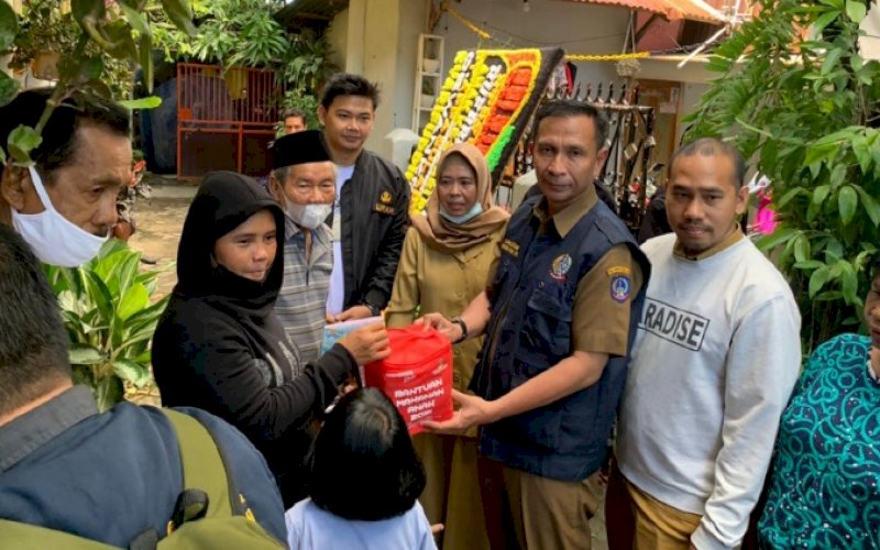 BANTUAN. Tim Pemprov Sulsel bertindak cepat dalam menyalurkan bantuan logistik untuk korban terdampak kebakaran di Jl Maccini Pasar Malam, Kelurahan Maccini, Kecamatan Makassar, Kota Makassar, Senin (6/6/2022). foto: istimewa