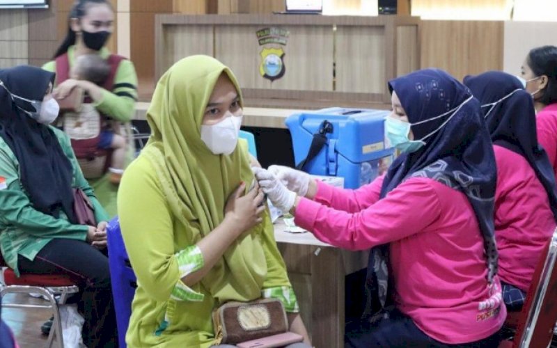 VAKSINASI. Polres Palopo menggelar vaksinasi massal Covid-19 untuk dosis 1, 2, dan booster dalam rangka HUT Bhayangkara ke-76 di Aula Tantya Sudhirahajati Polres Palopo, Jumat (17/6/2022). foto: istimewa