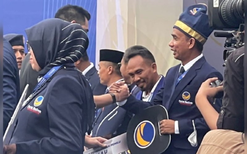 PENYERAHAN. Ketua Bappilu DPP Nasdem sekaligus Ketua Steering Committee Rakernas Nasdem Prananda Surya Paloh menyerahkan secara simbolis bantuan mobil kepada Ketua DPRD Kota Makassar Rudianto Lallo yang juga Ketua Bappilu DPW Nasdem Provinsi Sulsel pada acara rakernas di Jakarta, Rabu (15/6/2022). foto: istimewa