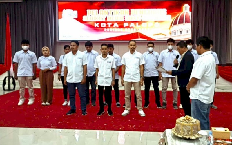 PELANTIKAN. Ketua Serikat Media Siber Indonesia (SMSI) Provinsi Sulsel, Rasid Alfarizi, mengukuhkan pengurus SMSI Kota Palopo di Ruang Ratona Kantor Wali Kota Palopo, Selasa (7/6/2022). foto: istimewa