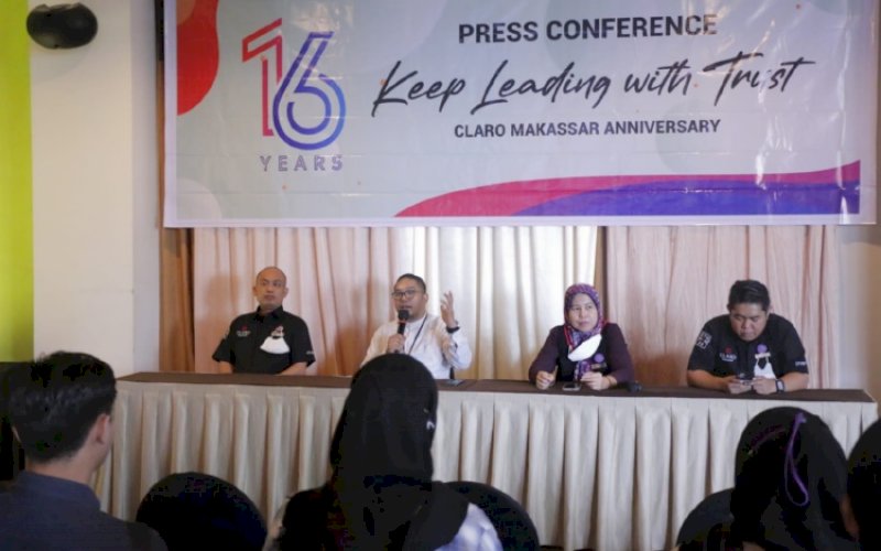 BERI KETERANGAN. Marcom Manager Claro Makassar, Ricwan Wahyudi (kedua kiri), memberikan keterangan menyambut HUT ke-16, Kamis (2/6/2022). foto: istimewa