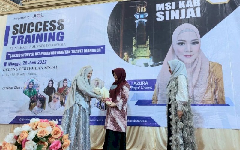 PENYERAHAN. Royal Crown Azura saat menyerahkan cendera mata kepada Wakil Bupati Sinjai Andi Kartini Ottong didampingi Top Leader MSI Jet Biotik Indonesia Timur Andi Iin Sukriyani di Gedung Pertemuan Kabupaten Sinjai, Minggu (26/6/2022). foto: istimewa