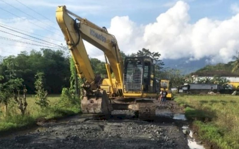 PENGERJAAN JALAN. Armada alat berat melakukan pengerjaan di jalan provinsi penghubung Kabupaten Barru dan Kabupaten Soppeng tepatnya Jalan Pekkae-Takalala atau Jalan Bulu Dua. foto: istimewa