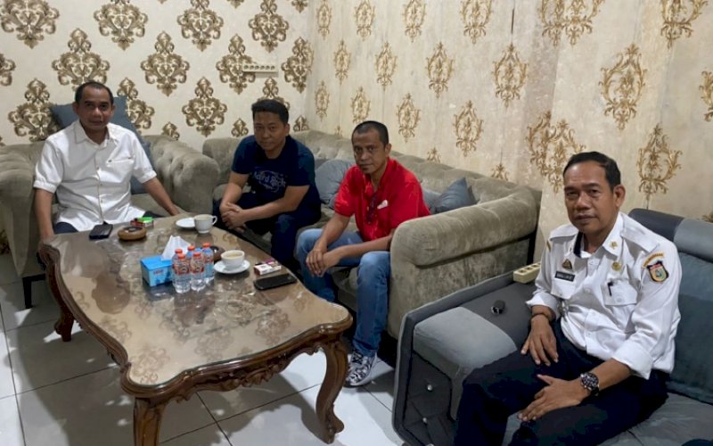 PERTEMUAN. Ketua DPRD Kota Makassar Rudianto Lallo (kiri) bersama Camat Kepulauan Sangkarrang Ramli Lallo (kanan) saat melakukan pertemuan dengan Manager Network Service Telkomsel Area Makassar Nur Pasorong di Rumah Jabatan Ketua DPRD Kota Makassar, Rabu (22/6/2022). foto: istimewa