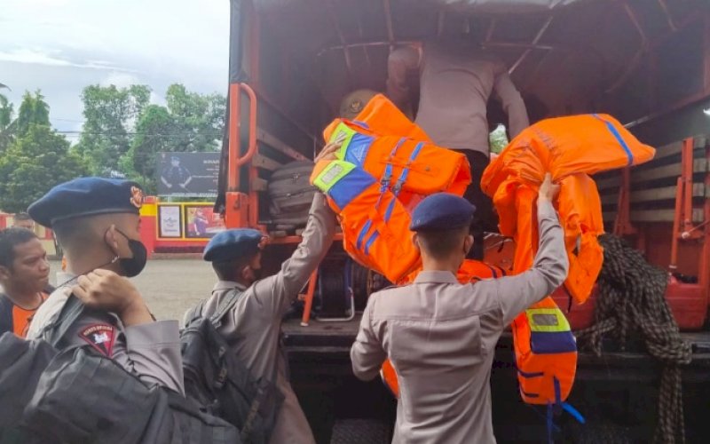 TIM SAR. Tim SAR Batalyon C Pelopor Satbrimob Polda Sulsel diterjunkan mencari seorang remaja berusia 15 tahun warga Desa Sappa, Kecamatan Belawa, Kabupaten Wajo, Senin (13/6/2022). foto: istimewa