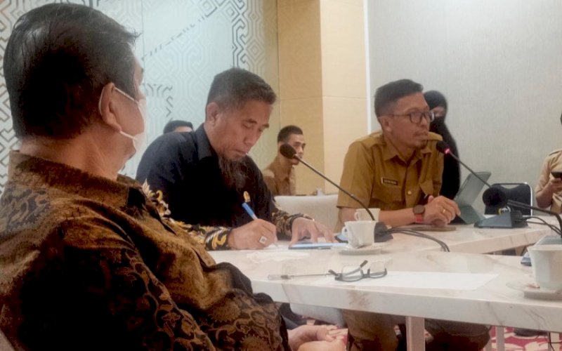 PENERIMAAN. Kepala Bidang Humas, Komunikasi, dan Informasi Publik Diskominfo-SP Provinsi Sulsel, Sultan Rakib (kanan), saat menerima kunjungan kerja Komisi I Bidang Pemerintahan DPRD Kabupaten Wajo dalam rangka konsultasi dan koordinasi terkait Permenkominfo Nomor 11 Tahun 2021 tentang Perubahan atas Peraturan Menteri Komunikasi dan Informasi Nomor 6 Tahun 2021 tentang Penyelenggaraan Penyiaran, Senin (27/6/2022). foto: istimewa