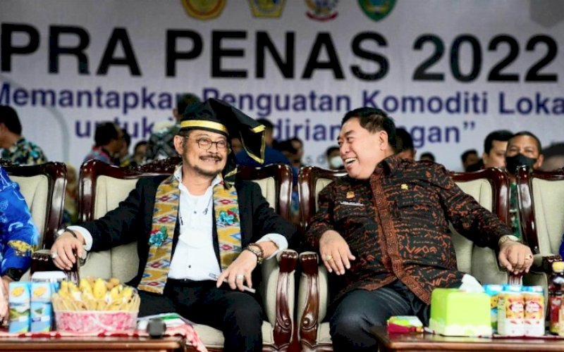 BERBINCANG. Sekda Provinsi Sulsel Abdul Hayat Gani menghadiri pelaksanaan Pra-Penas 2022 yang dibuka Menteri Pertanian Syahrul Yasin Limpo di Kabupaten Maros, Sabtu (25/6/2022). foto: istimewa